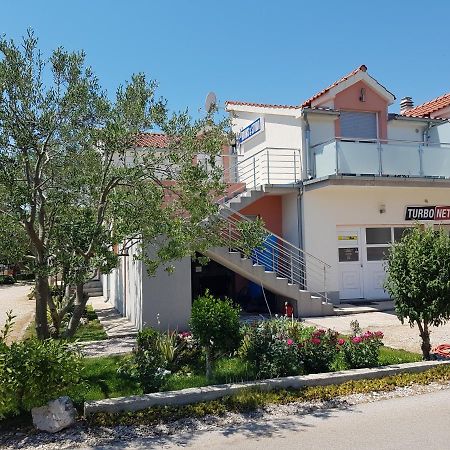 Gabi Rooms & Studio Apartment Lozovac Luaran gambar